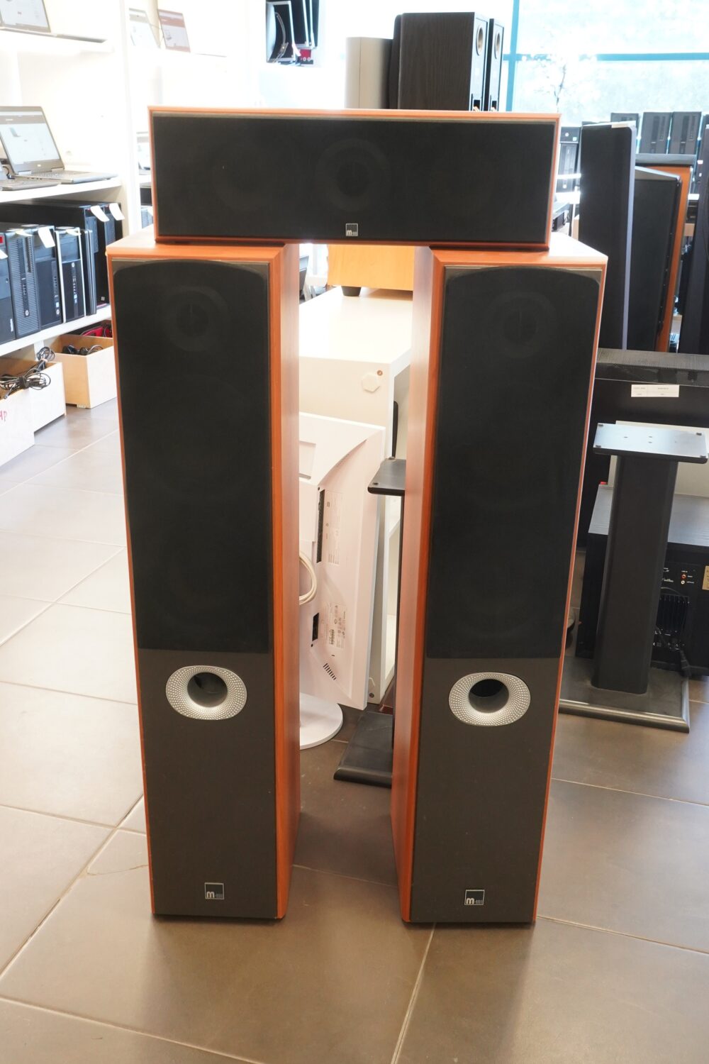 Grīdas skaļruņi M-Audio HTS 700 + centrālais skaļrunis