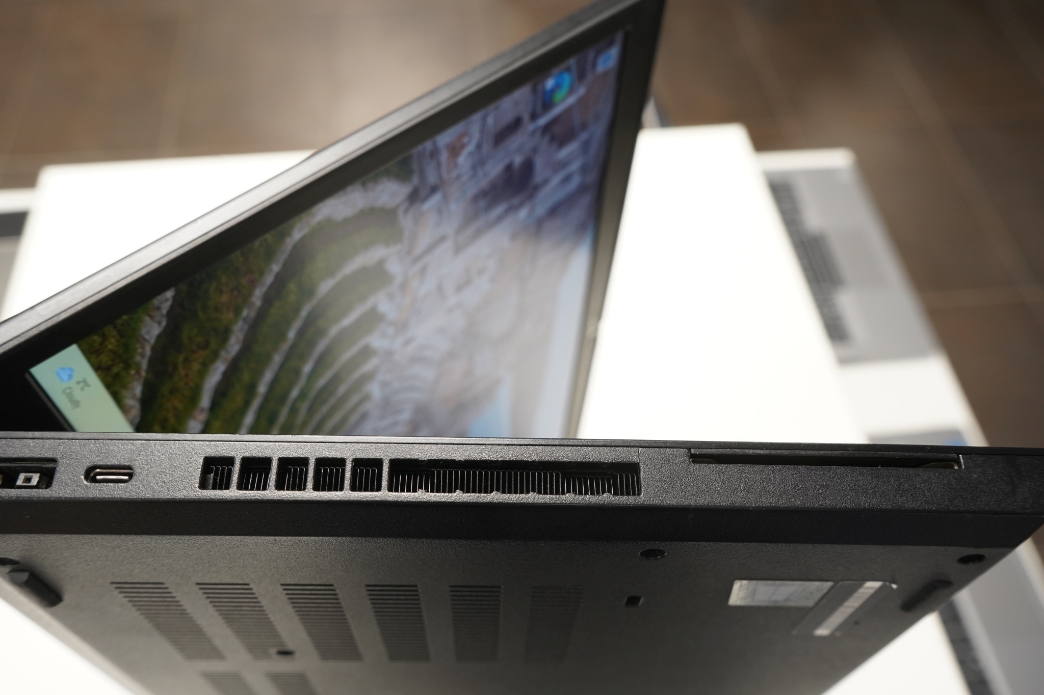 Lenovo Thinkpad P15v Gen 1 - Image 3