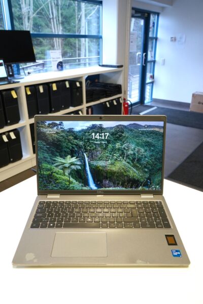 Dell Precision 3560 ar defektu