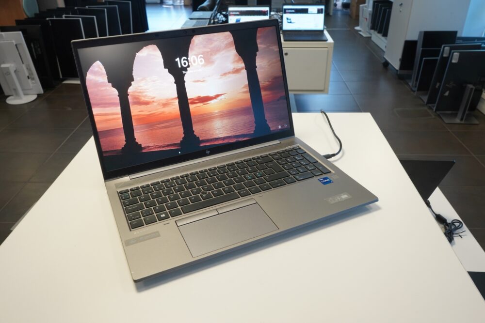 HP ZBook Firefly 15 G8 ar defektu