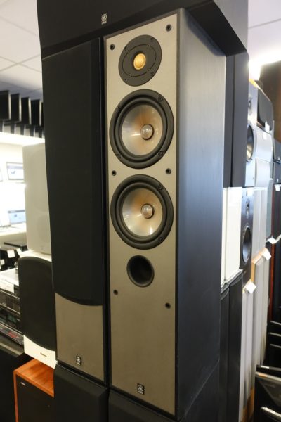Yamaha NS-300 grīdas skaļruņi